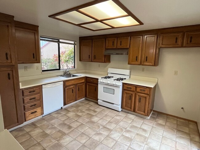 Foto del edificio - 3 Bedroom Hercules Townhouse Near Ohlone Park