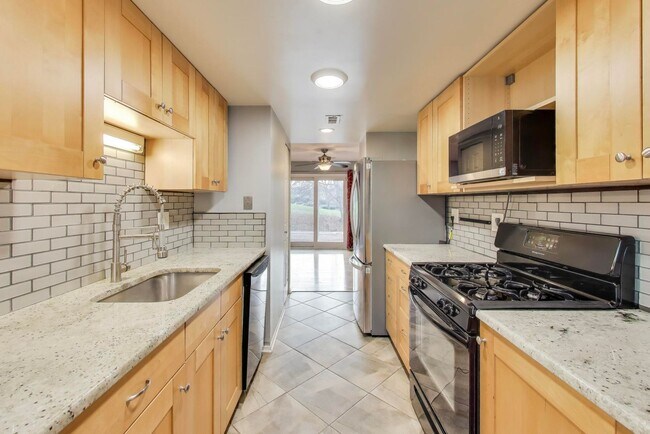 Building Photo - Nicely Remodeled 3 bed / 3.5 BATH's - 3 level brick TH in sought after Columbia on a premium lot