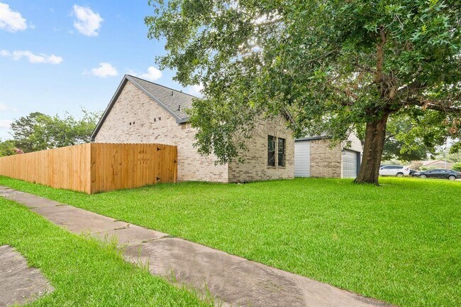 Building Photo - 16346 Summer Dawn Ln