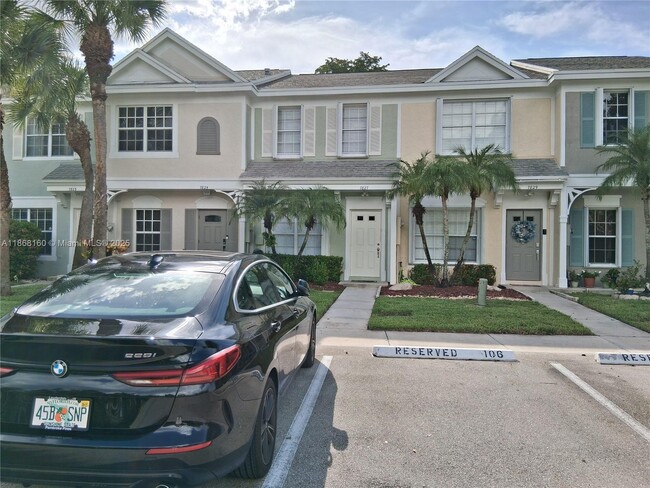 Building Photo - 7827 Sanibel Dr