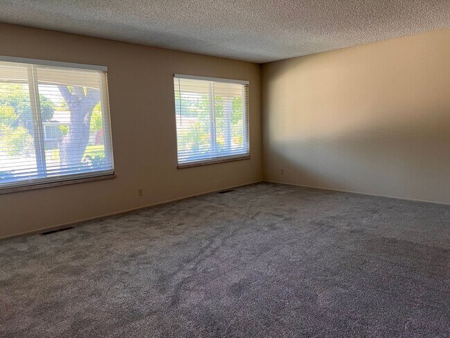 Building Photo - $7100- 4 bed/2.5 bath Mountain View Home Near 85/280 and Fremont Blvd