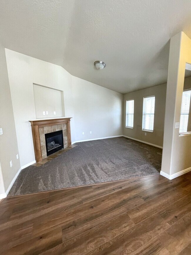 Building Photo - Pet Friendly Condo! 2 Bed 1 Bath for Rent ...