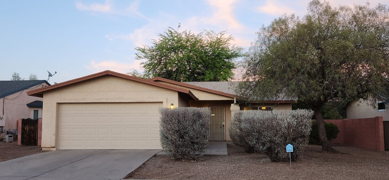 Primary Photo - Beautifully Renovated 3 Bedroom- Rita Ranc...