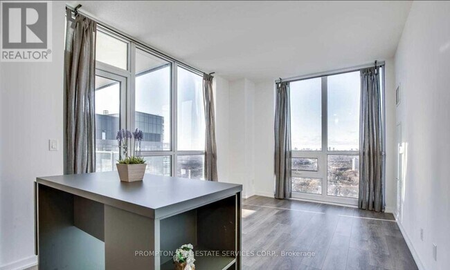 Photo du bâtiment - 56 Forest Manor Rd
