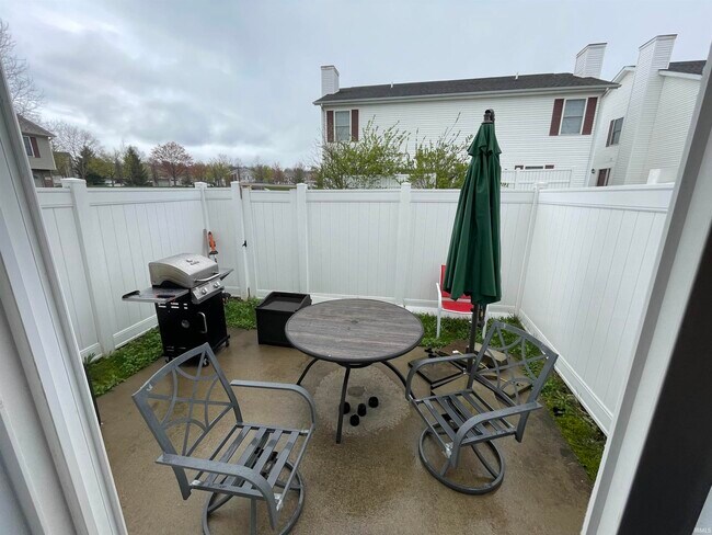 Building Photo - 3514 S Oaklawn Cir