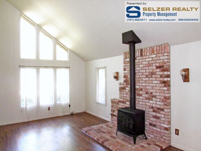 Building Photo - Charming 2-story 2+ bedroom home (bonus lo...