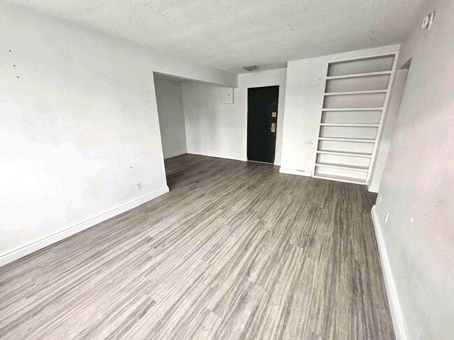 Building Photo - Recently Renovated 1 Bedroom 1 Bathroom Apartment!