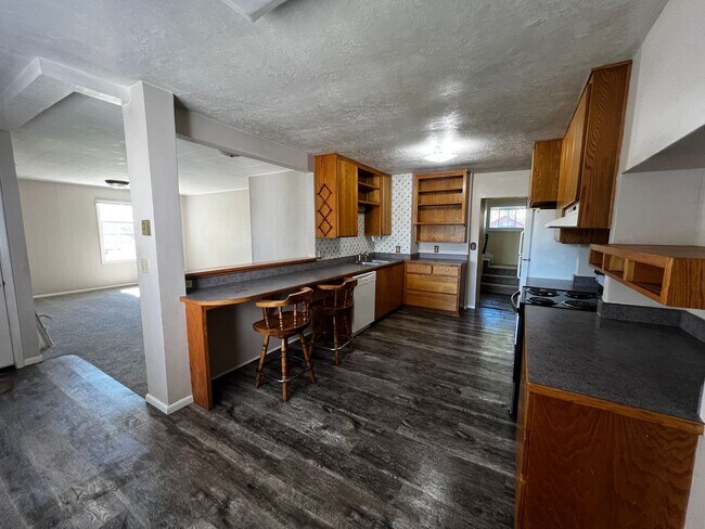 Foto del edificio - 3- bedroom 2-bathroom home in Pleasant Hill