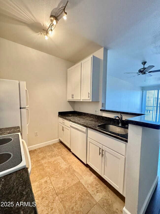 Foto del edificio - 1701 E Colter St