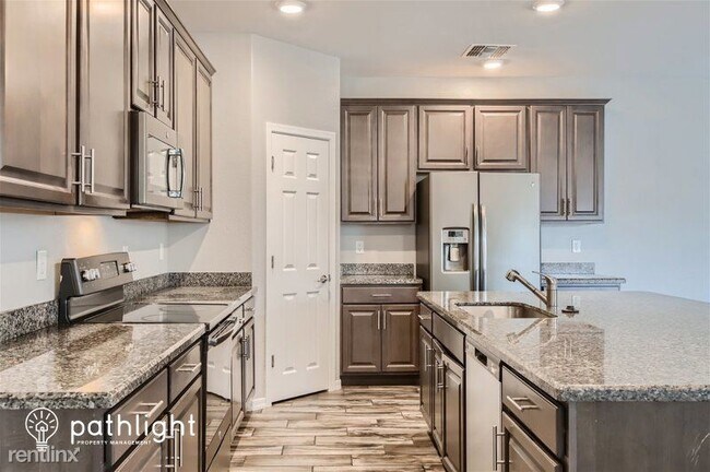 Foto del edificio - 4 br, 2.5 bath House - 12042 W Fillmore St...