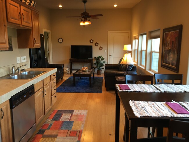 Living room kitchen - 5348 W Hill Rd
