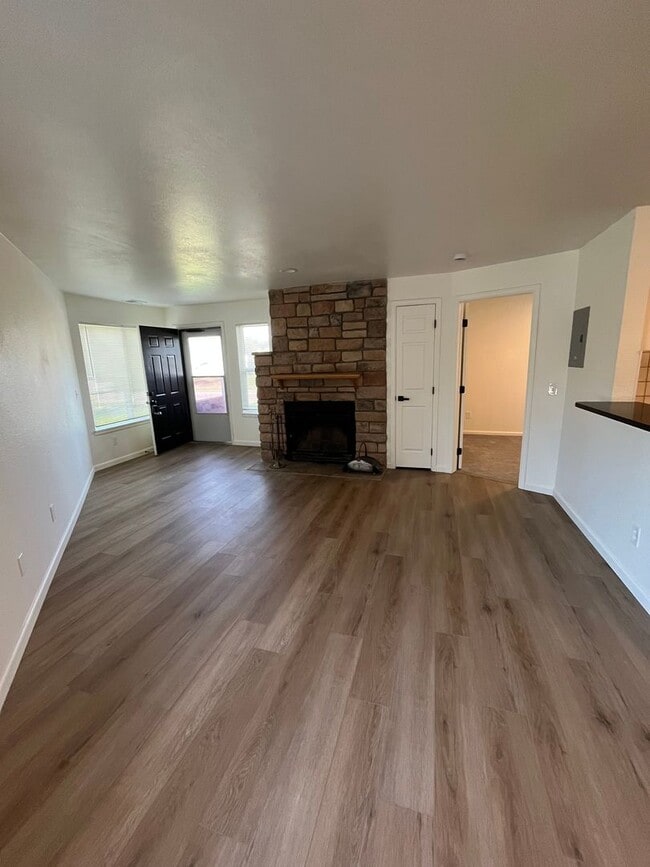 Building Photo - Fully Remodeled 2 Bed / 1 Bath Condo in Pr...