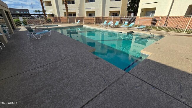 Foto del edificio - 12123 W Bell Rd
