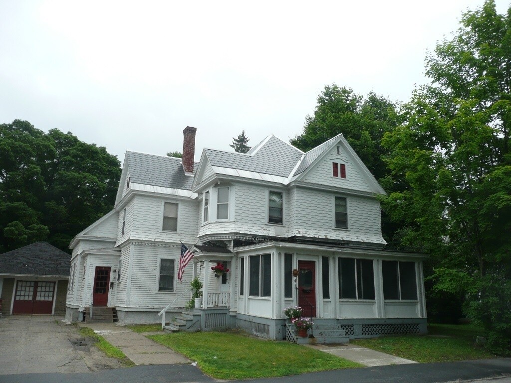 4 Bond St Unit Apt D, Claremont, NH 03743 Room for Rent in Claremont