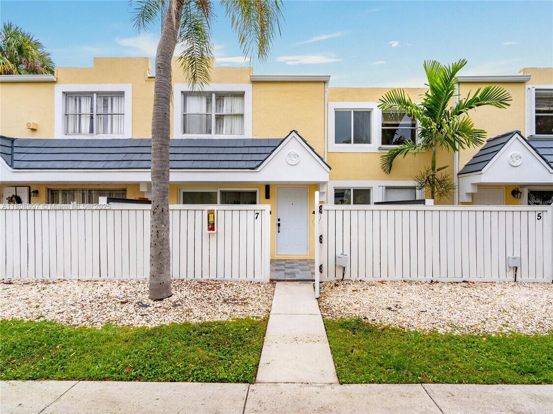 Primary Photo - 4530 SW 68th Ct