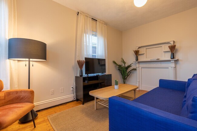 Foto del edificio - Queen room in 4-bed/1.0-bath Home