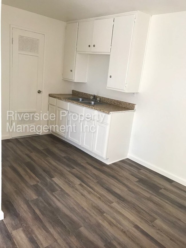 Building Photo - REMODELED UNIT READY TO MOVE IN!