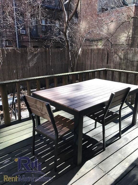 Building Photo - 213 E 89th St