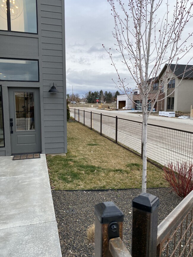 Building Photo - 2440 W Iron Coop St