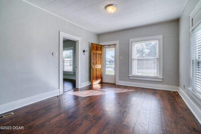 Foto del edificio - 3101 E 8th St