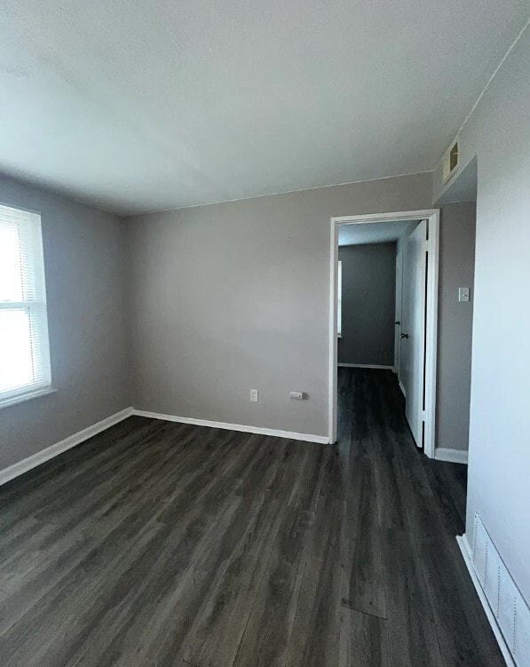 Building Photo - 4770 Kings Dr