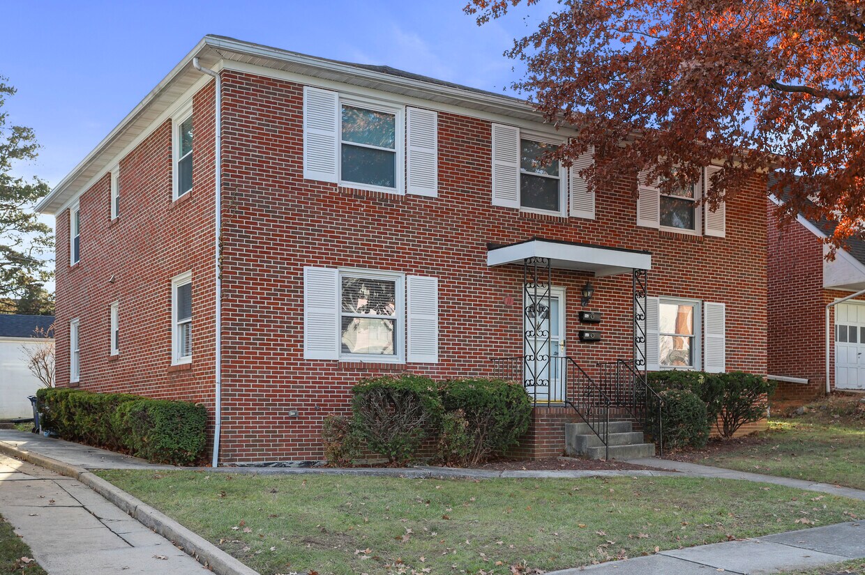 Primary Photo - 11 W Magnolia Ave