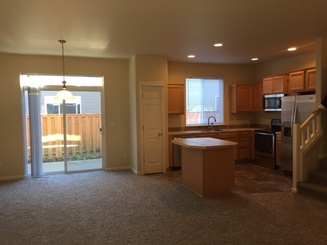 Building Photo - Wonderful Hillsboro Home!