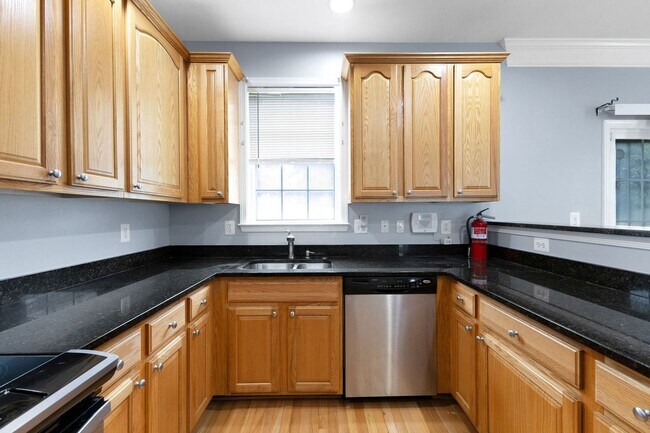 Foto del edificio - Charming 3BR House with bonus room in Wash...