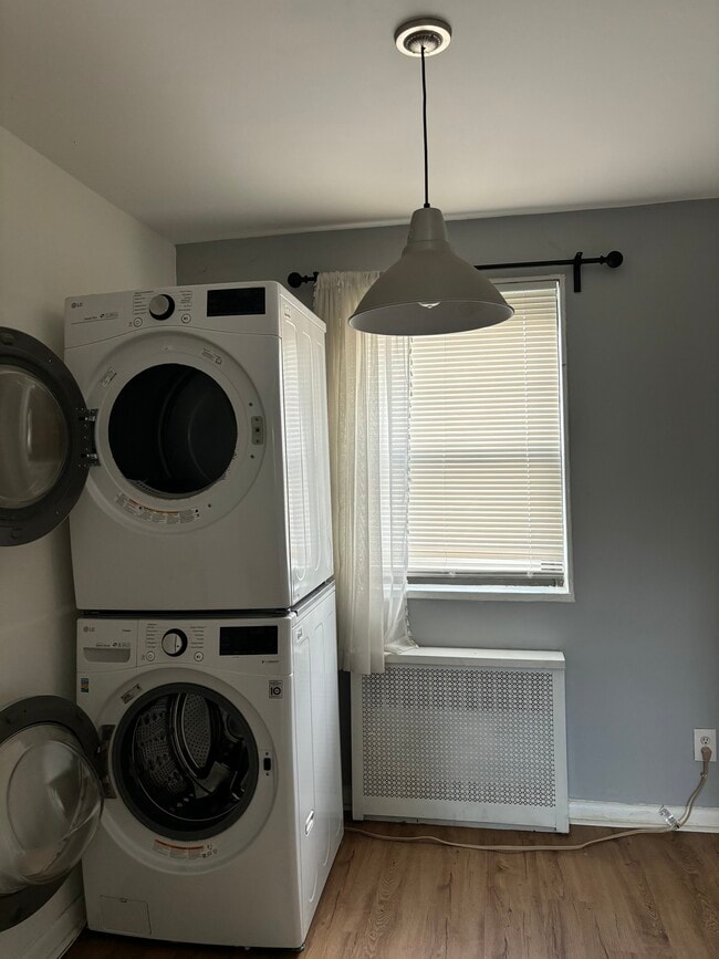 washer/dryer/dinning room - 13751 68th Dr