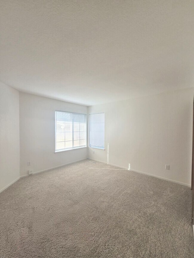 Foto del edificio - 3 bedroom 2 bathroom Cotati Gem