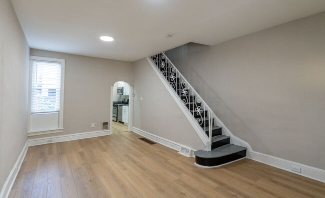 Building Photo - Newly Rehabbed beauty