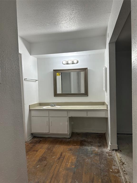 Building Photo - 5625 Antoine Dr
