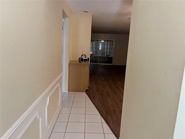 Building Photo - 2225 Lark Cir W