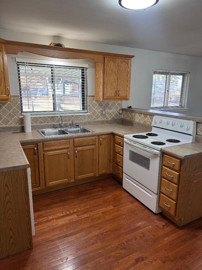 Building Photo - 709 Plaza Dr