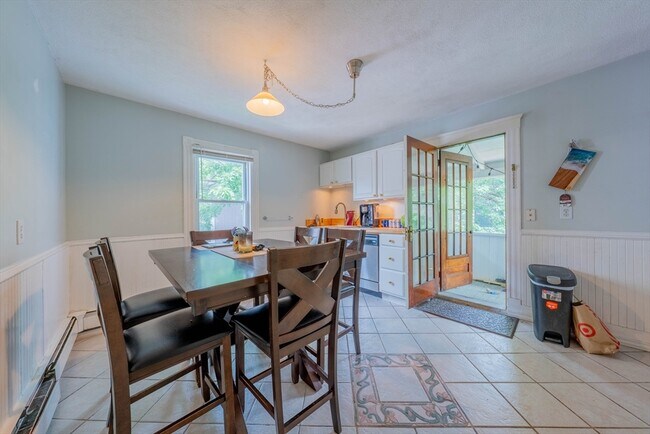 Building Photo - 402 Putnam Ave