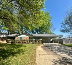 Building Photo - 2106 Waymon St