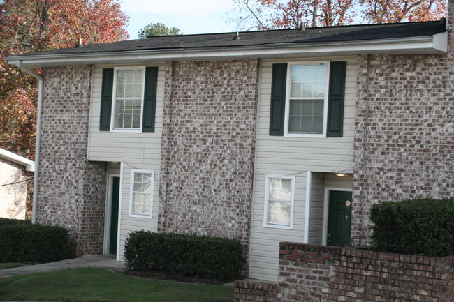 Building Photo - Colonial Square