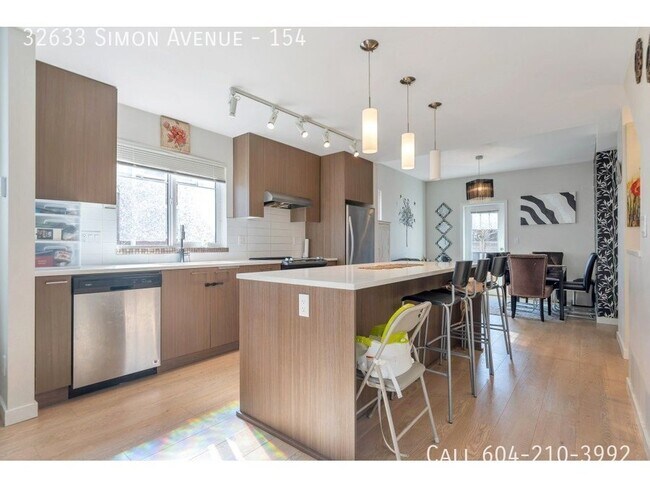 Photo du bâtiment - Corner Unit Townhouse In Abbotsford!