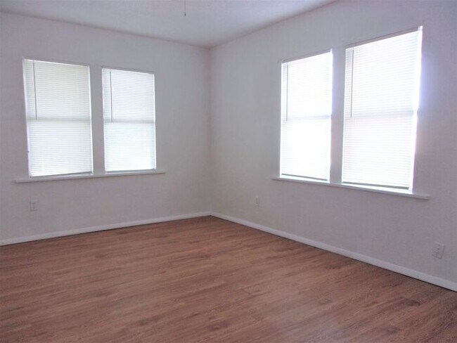 Foto del edificio - 1 BED 1 BATH COLLEGE HILL ADDITION