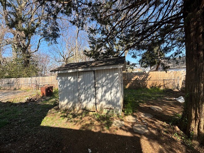 Building Photo - Beautiful 2 bedroom 1 bath home available ...