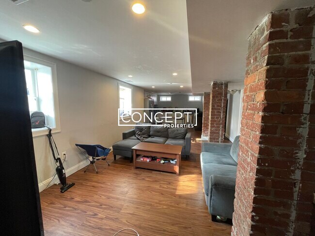 Building Photo - 996 Tremont St