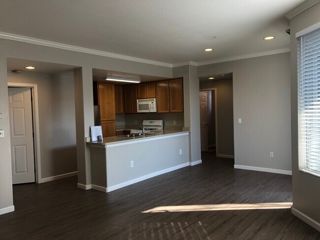 Building Photo - 5201 Laguna Oaks Dr
