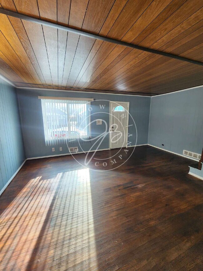 Building Photo - 2 bed 1 bath in West Toledo!