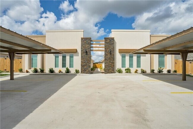 Frente y estacionamiento - 623 Cathedral Hill