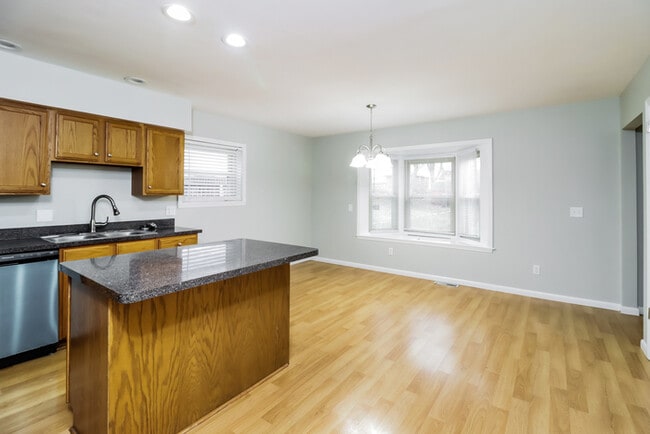 Foto del edificio - 5633 Green Acres Ct