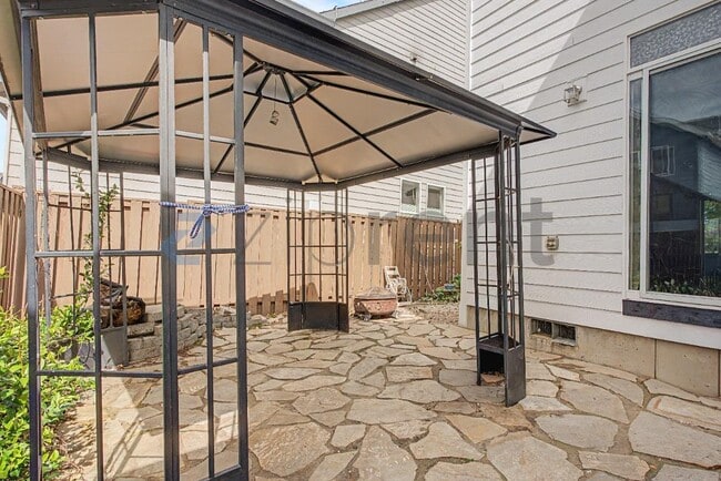 Building Photo - Unit