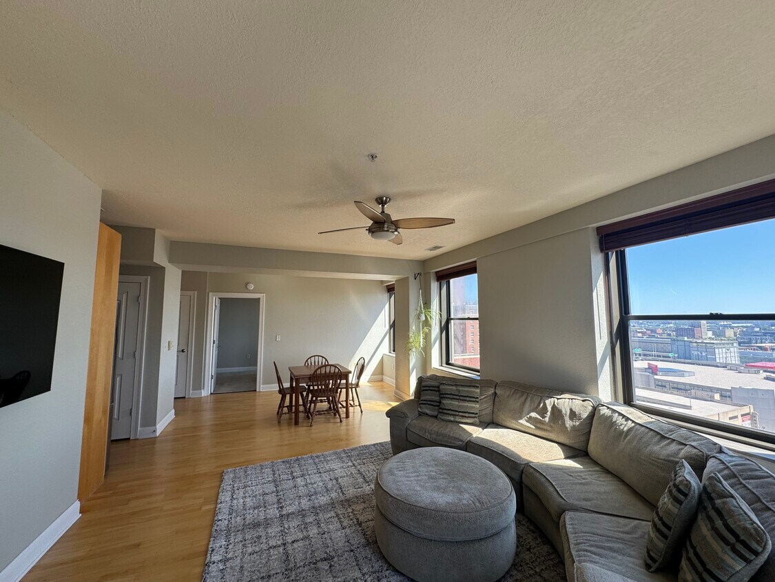 Foto principal - 606 W Wisconsin Ave