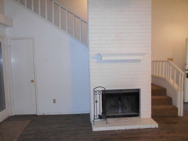 Building Photo - Beautiful Townhome Close to all Lubbock Am...