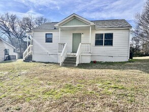 Building Photo - 914 W Happy Hollow Dr