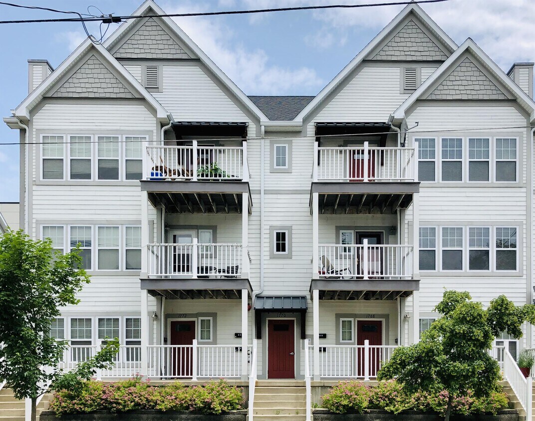 1772 N Warren Ave Unit 1772101, Milwaukee, WI 53202 Apartment for